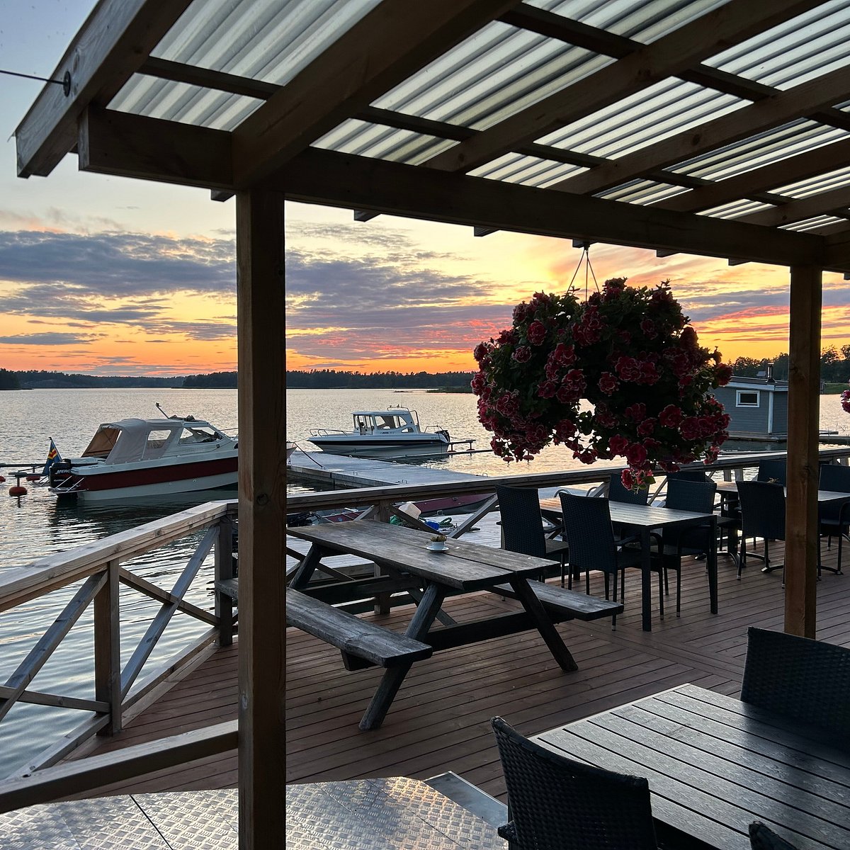 Lolo's Seaside Café – uteservering på bryggan i solnedgången