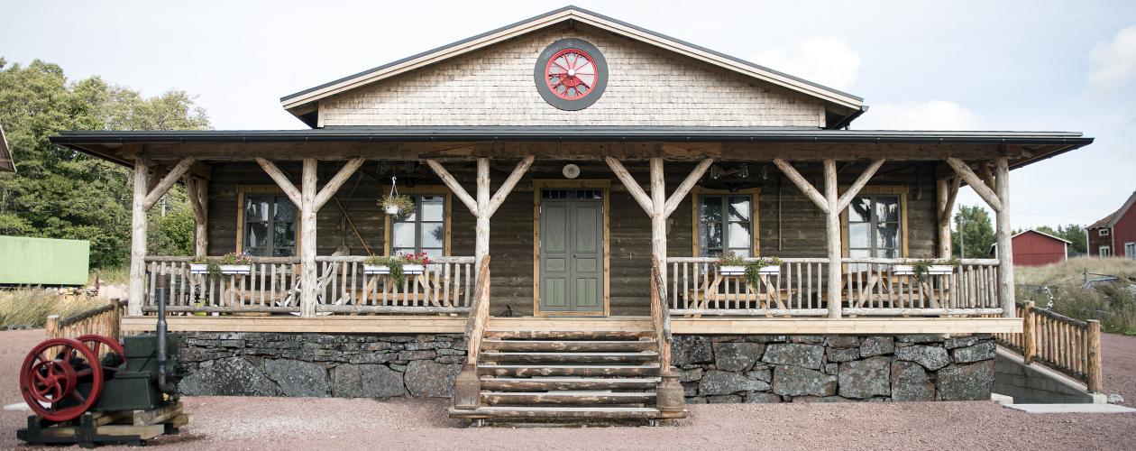 Geta Nostalgi- och Motormuseum – träbyggnad med stort hjul på gaveln